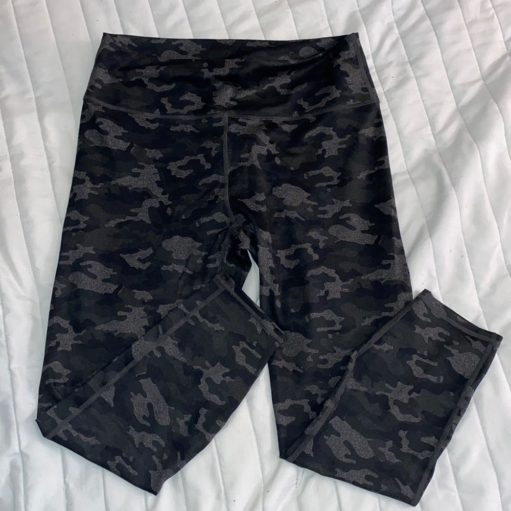 NWOT - Fabletics Powerhold High-Waisted Printed Camo Black and Gray 7/8 Leggings